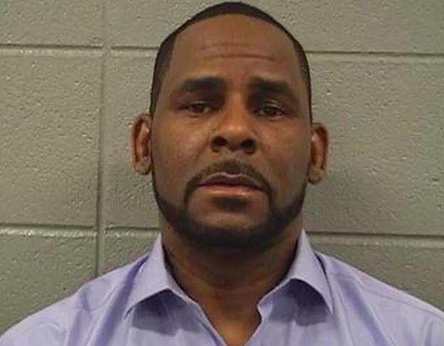 R. Kelly – Em 2022, o rapper foi condenado a 30 anos de prisão após diversas acusações de extorsão e tráfico humano envolvendo abuso de menores. Reprodução: Flipar