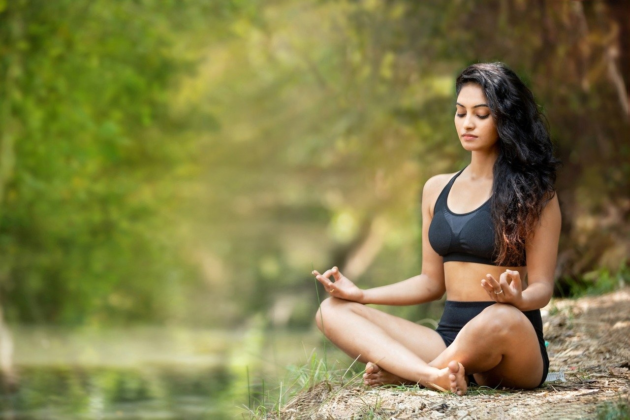 Ao fazer a meditação na ioga, o cérebro trabalha mais lentamente, reduzindo a agitação que costuma causar instabilidade emocional e que enfraquece o sistema imunológico. Portanto, a ioga é vista como importante instrumento de defesa do organismo. Reprodução: Flipar