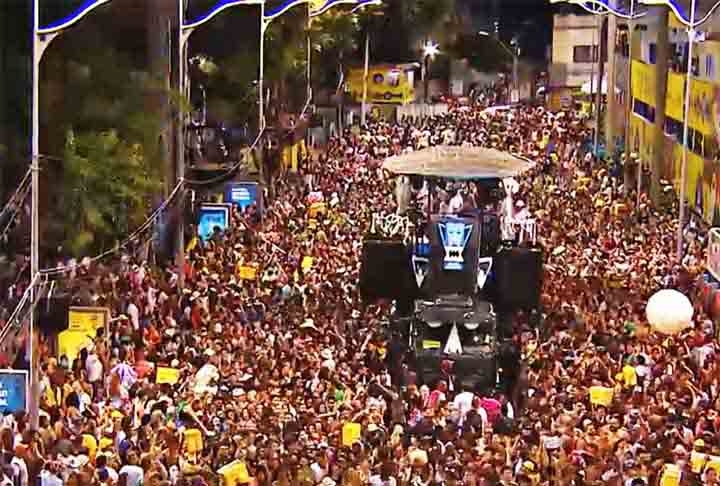 No Nordeste, o principal destaque é a Bahia, terra do Axé Music. Por lá, as ruas são compostas por trios elétricos, com os principais artistas da cidade, e a festa não tem hora para acabar.  Reprodução: Flipar
