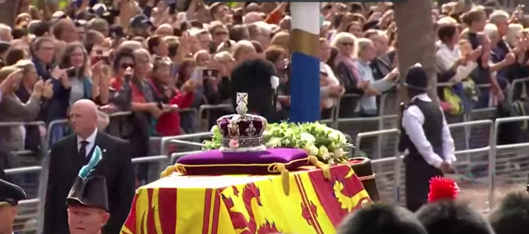 O caixão de Elizabeth II em cortejo. Foto: Reprodução CNN - 14.08.2022