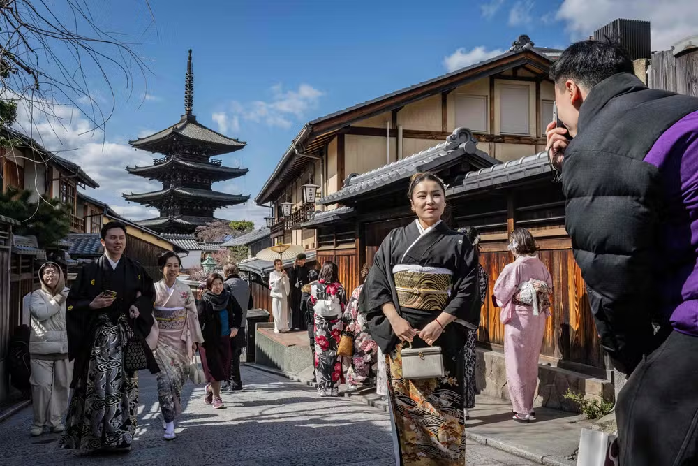 Gueixa posa para fotos em uma rua de Kyoto  Yuichi YAMAZAKI/AFP