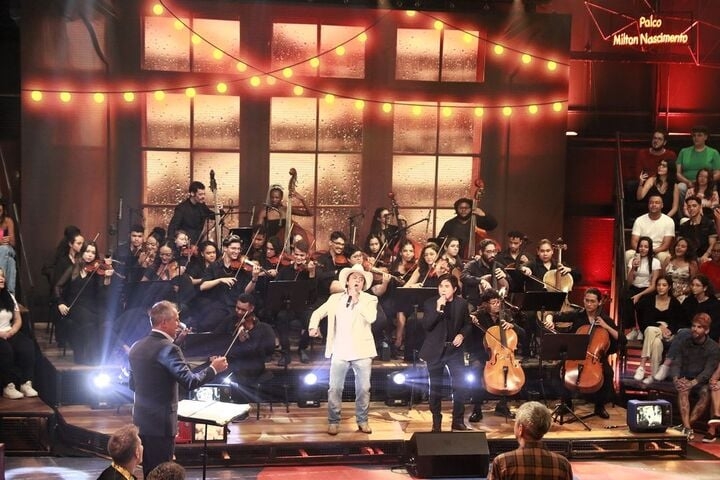 A dupla foi acompanhada pela Orquestra Sinfônica Heliópolis, a primeira orquestra do mundo a ter surgido em uma favela.  Reprodução: Flipar