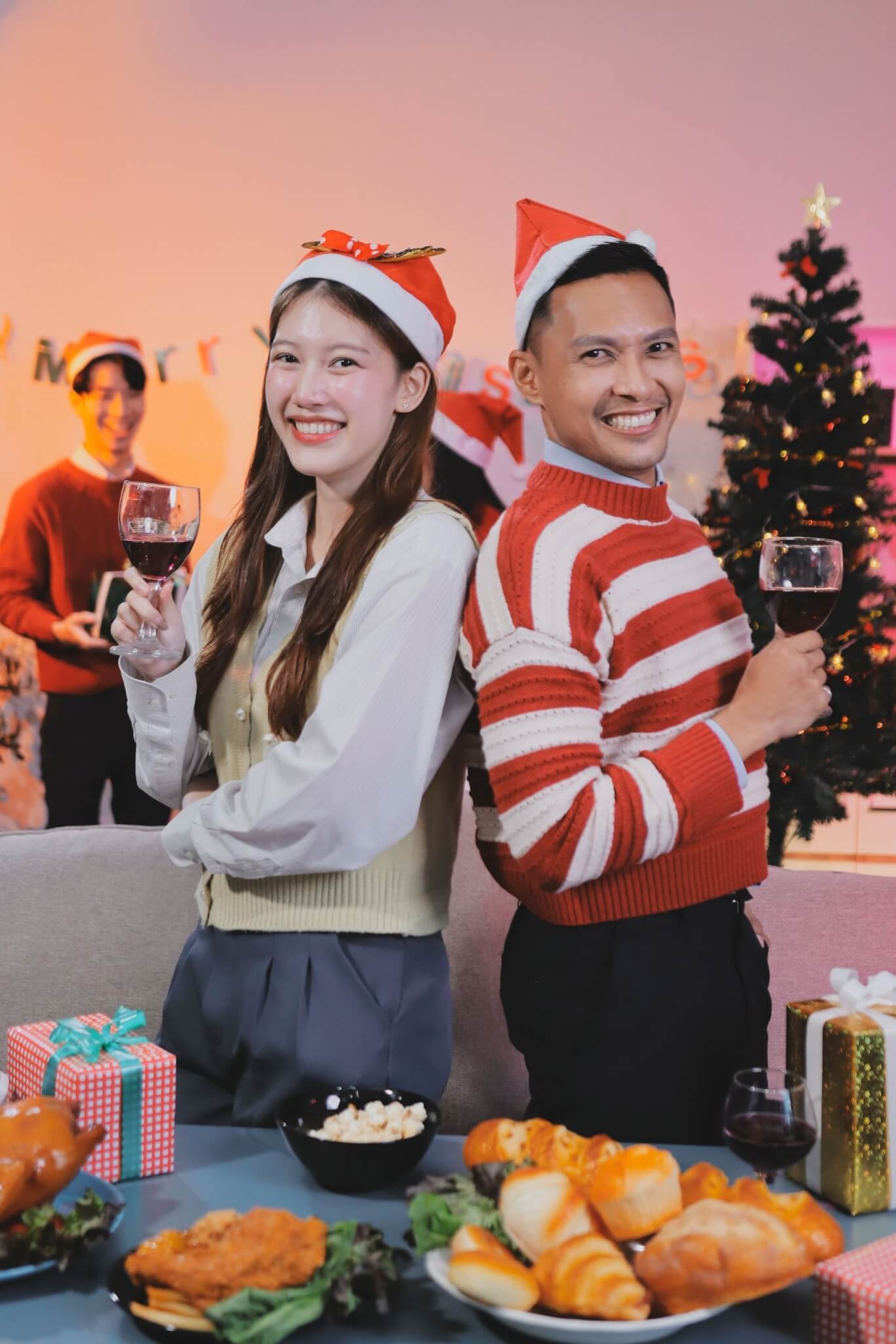 O Natal é uma época repleta de tradições, que tornam a celebração ainda mais especial. Para alguns, montar a árvore de Natal, por exemplo, é um dos pré-requisitos que não pode faltar. Outros dedicam toda a sua atenção à esperada ceia de. A seguir, Naiá Giannocaro, taróloga, terapeuta integrativa e consteladora, explica qual é a tradição de Natal favorita de cada signo. Veja! Reprodução: EdiCase