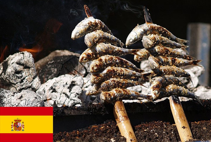 3º lugar - Espetos (Espanha) - O costume de colocar carne em espetos conquistou o gosto do consumidor. Pode ser frango, porco, boi, etc  Reprodução: Flipar