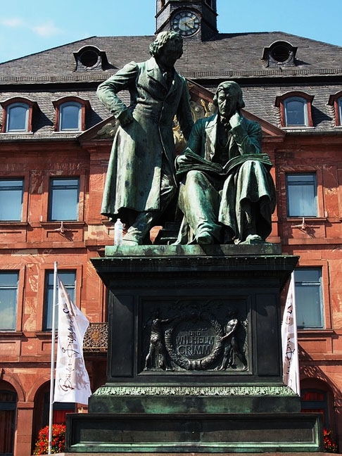 Em Hanau (Alemanha), cidade onde os irmãos Grimm nasceram, a casa deles foi destruída na guerra. Mas uma estátua de bronze da dupla - inaugurada em 1896 -  fica na Praça do Mercado. E é ali que começa uma simpática atração turística: a Rota dos Contos de Fadas.