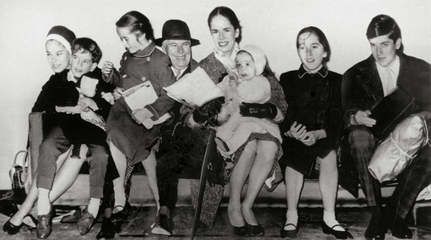 Charlie Chaplin - O comediante britânico, ícone do cinema mudo, morreu aos 88 anos (1977). Ele teve 11 filhos, de três mulheres. Dois viraram atores: Sidney Chaplin, pouco conhecido, e Geraldine Chaplin, que curiosamente interpretou sua própria avó no filme sobre a vida de Charlie. Reprodução: Flipar