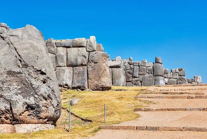 SACSAYHUAMAN - Com origem Inca, fica ao norte de Cusco, a 3.700 metros de altitude. A estrutura é formada por diversos blocos de pedra, com um encaixe ideal, simulando um quebra-cabeça. Considera-se que esta fortaleza de natureza militar tenha sido erguido entre os séculos 14 e 15. Reprodução: Flipar