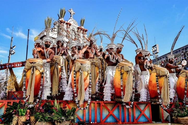 Unidos do Viradouro - A agremiação da cidade de Niterói, na região metropolitana do Rio, campeã do carnaval em 2024, será a terceira a desfilar no domingo com seu vermelho e branco.  Reprodução: Flipar