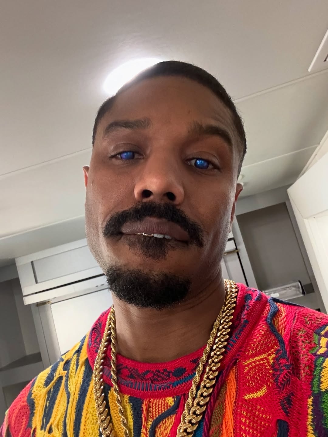 No Globo de Ouro 2026, Michael B. Jordan recebeu indicação a Melhor Ator – Drama por “Pecadores”. O filme também concorre nas categorias Melhor Filme – Drama, Melhor Diretor, Melhor Roteiro, Melhor Trilha Original e Melhor Canção Original.
 Reprodução: Flipar