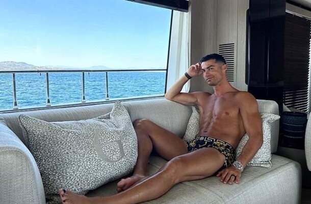 De acordo com a revista Forbes, Cristiano Ronaldo é o jogador mais bem pago do mundo atualmente com receita de 260 milhões de dólares (cerca de R$ 1,3 bilhão). - Foto: Reprodução/Instagram