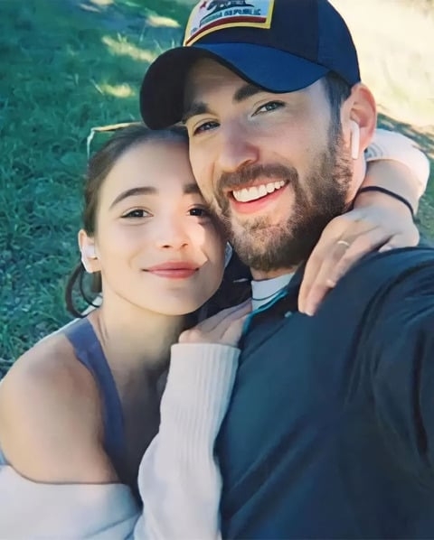 Chris Evans é casado desde 2023 com a atriz portuguesa Alba Baptista. A união aconteceu em setembro daquele ano, sem alarde. 
 Reprodução: Flipar