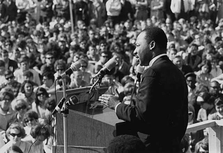 Martin Luther King foi assassinado com um tiro no dia 4 de abril de 1968 na sacada de um hotel em Memphis, no Tennessee. Acusado de ter feito o disparo, James Earl Ray foi condenado a 99 anos de detenção - ele morreu em 1998, aos 70 anos.
 Reprodução: Flipar