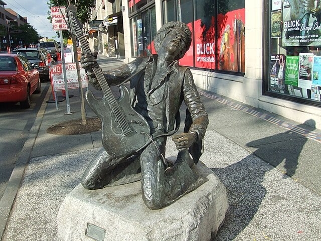 O lendário guitarrista Jimi Hendrix - falecido em 1970 - tem esta estátua em Seattle, EUA, representando a energia de suas apresentações.  Reprodução: Flipar