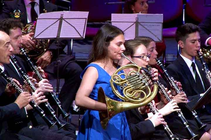 Trompa: Tubo enrolado com som aveludado e poderoso. Evoluiu de instrumentos de caça na França no século XVII, aperfeiçoada com válvulas por Heinrich Stölzel. Liga madeiras e metais, tocando melodias nobres e harmonias profundas. Reprodução: Flipar