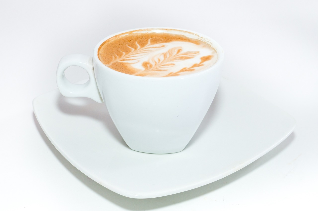 Da mesma forma, destaca-se o mocaccino, que leva leite e espuma, além do café, como o cappuccino. Mas tem um acréscimo especial: cacau em pó.  Reprodução: Flipar