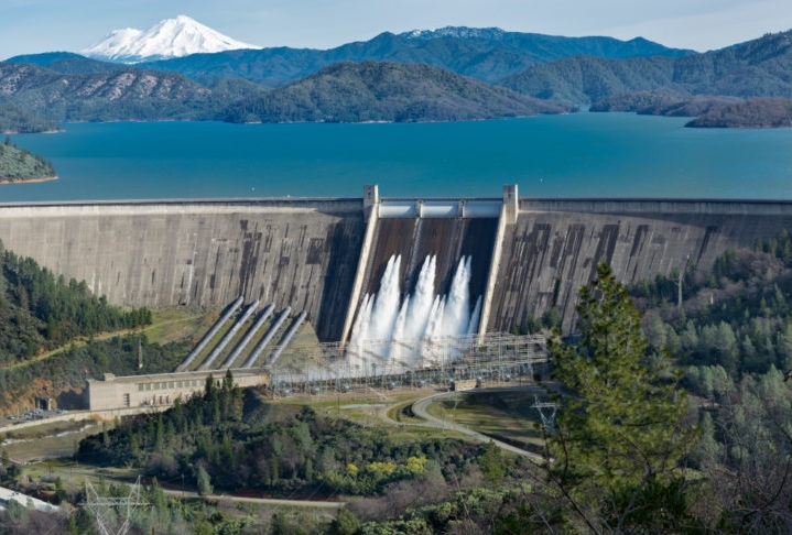 Com o acúmulo de água, o aumento da pressão faz com que a água passe pelas turbinas, o que movimenta o gerador e converte energia mecânica em energia elétrica. Reprodução: Flipar