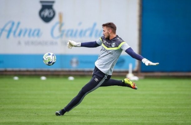 GABRIEL GRANDO - Fez boas defesas e evitou o pior para o Grêmio. Não teve culpa nos gols do Inter - Nota 5,5  - Foto:  Divulgação 