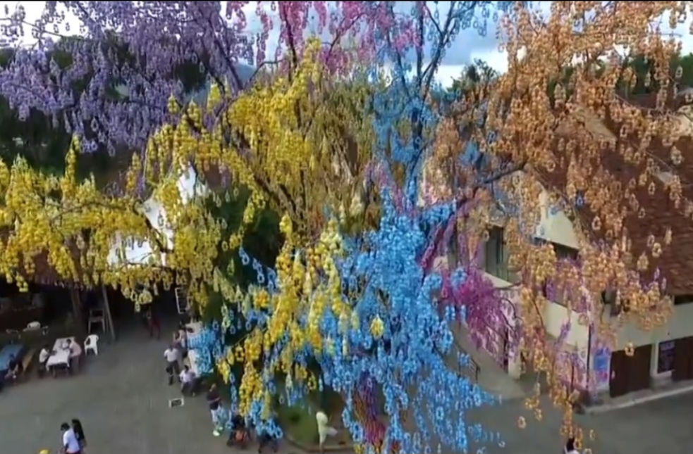 A Osterbaum- que significa Árvore de Páscoa em alemão- é gigantesca e montada na rua, num ponto de grande movimento , atraindo visitantes.  Reprodução: Flipar