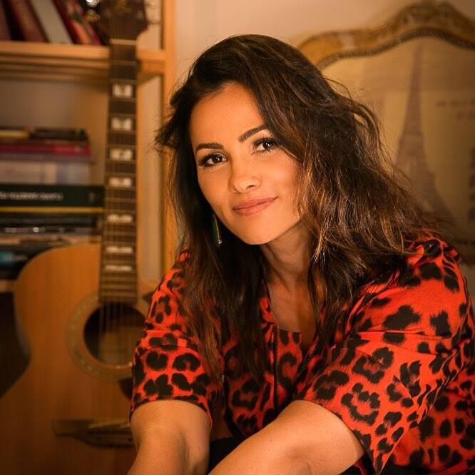 Suzana Alves, ícone ousado dos anos 90, vive Inês em "Topíssima". Foto: Reprodução / Instagram