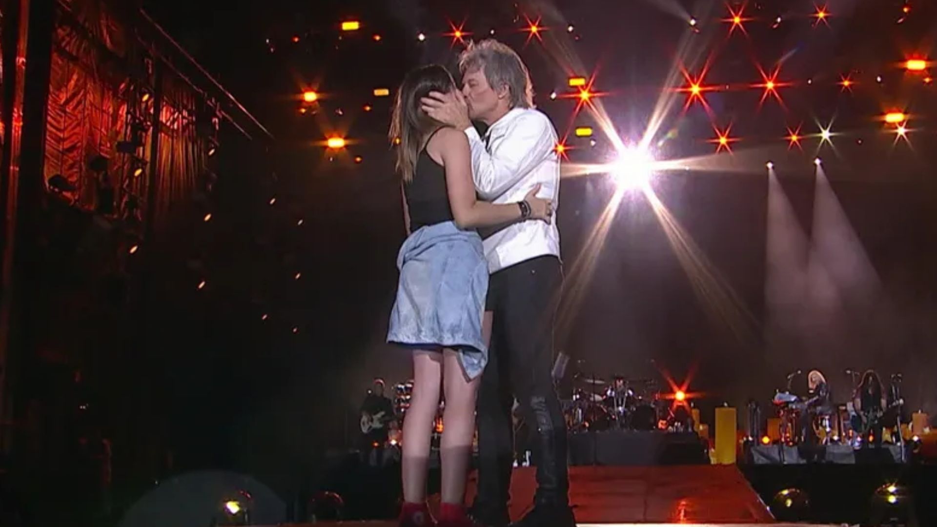 Jon Bon Jovi costuma dar selinhos nas fãs em apresentações. No Rock in Rio de 2019, a jovem Tamires subiu ao palco durante a apresentação da banda no festival. Ela não só ganhou um beijo do artista, como ainda recebeu uma declaração e dançou ao lado dele. Reprodução/Instagram - 20.03.2024