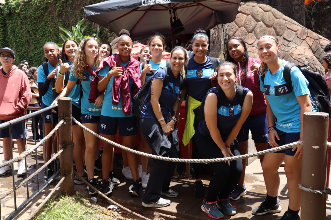 Atletas e comissão técnica da Ferroviária têm dia divertido no Hopi Hari, com direito a anúncio oficial de parceria entre a equipe e o parque. Foto: Fotografia: Pedro H. Lopes