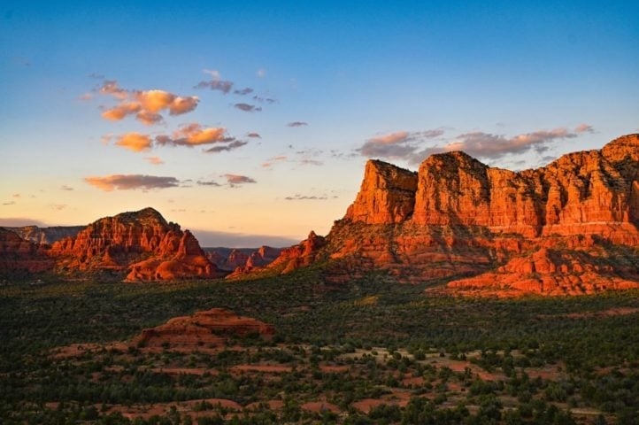 Sedona, Arizona (Estados Unidos): Rodeada pela Floresta Nacional de Coconino, a cidade é um paraíso para amantes de trilhas, escaladas e passeios ao ar livre, com rotas populares como Cathedral Rock e Devil’s Bridge.
 Reprodução: Flipar