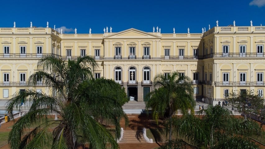 O Museu Nacional funciona no Palácio de São Cristóvão, que foi residência da família real portuguesa de 1808 a 1821 e da família imperial brasileira de 1822 a 1889. O espaço é museu desde 1892, tombado pelo Instituto do Patrimônio Histórico e Artístico Nacional (IPHAN) desde 1938.  Reprodução: Flipar