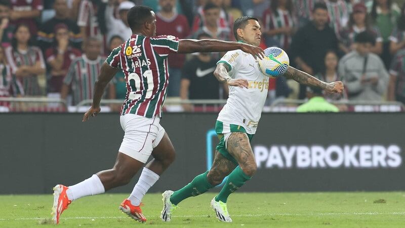 Dudu domina no peito e tenta se livrar da marcação Cesar Greco/Palmeiras