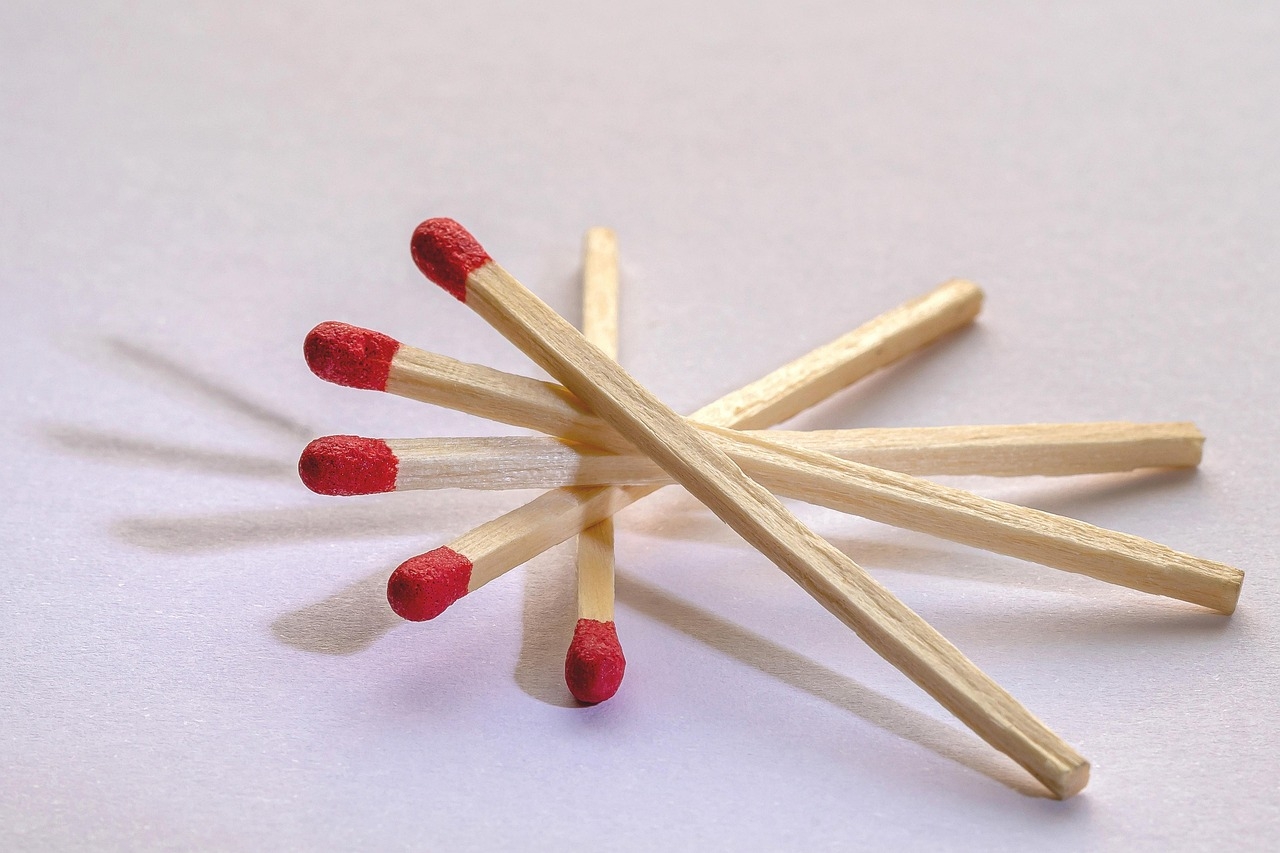 O fósforo ajuda a acender fogueiras e lareiras, velas, fogões e churrasqueiras. Além disso, aparece é usado em laboratórios e experimentos químicos e contribuiu na sobrevivência em acampamentos. Reprodução: Flipar