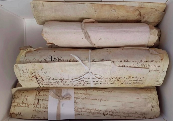 Camuflado na encadernação de um livro de registros do século 16, o fragmento faz parte da Suite Vulgate du Merlin — uma versão francesa da lenda arturiana — datada entre 1275 e 1315.  Reprodução: Flipar