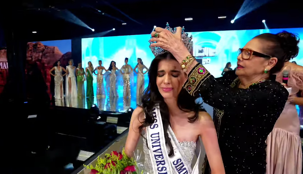 Gabi Lacerda venceu a competição e recebeu a coroa por Ieda Maria Vargas, primeira Miss Universo do Brasil. Foto: Reprodução: Youtube/Miss Universe Brasil TV