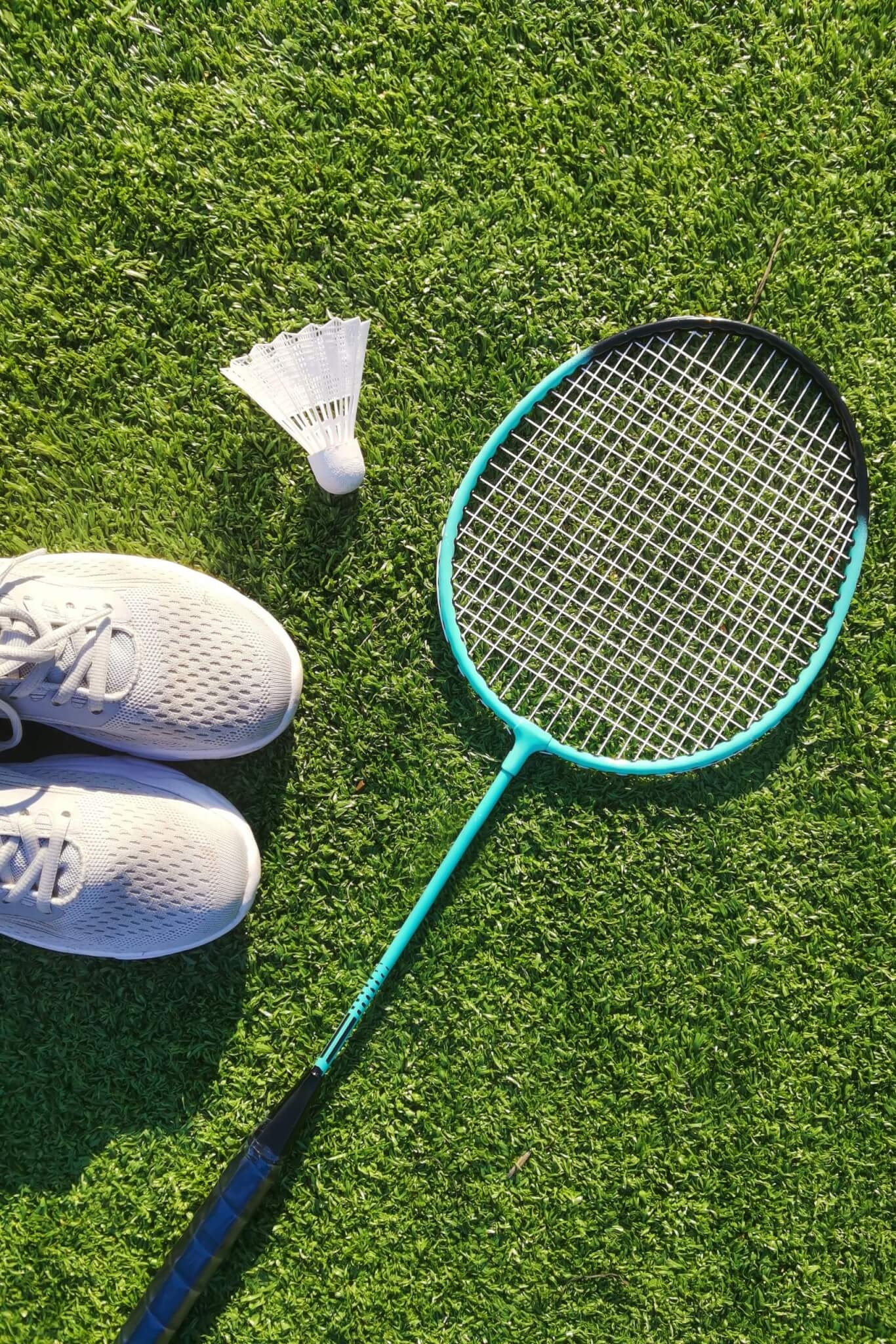 Originário da Índia e uma modalidade olímpica, o badminton é um esporte praticado em uma quadra com duas raquetes e uma peteca. A prática é conhecida por oferecer diversos benefícios à saúde. Por isso, Pedro Vasconcellos, professor de Educação Física e especialista na modalidade, elenca alguns motivos para apostar na atividade. Confira! Reprodução: EdiCase