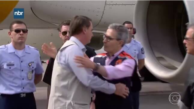 Bolsonaro foi recebido pelo governador mineiro Romeu Zema no aeroporto em Belo Horizonte. De lá, presidente, governador e uma comitiva partiram para o sobrevoo por . Foto: Reprodução/TV Globo