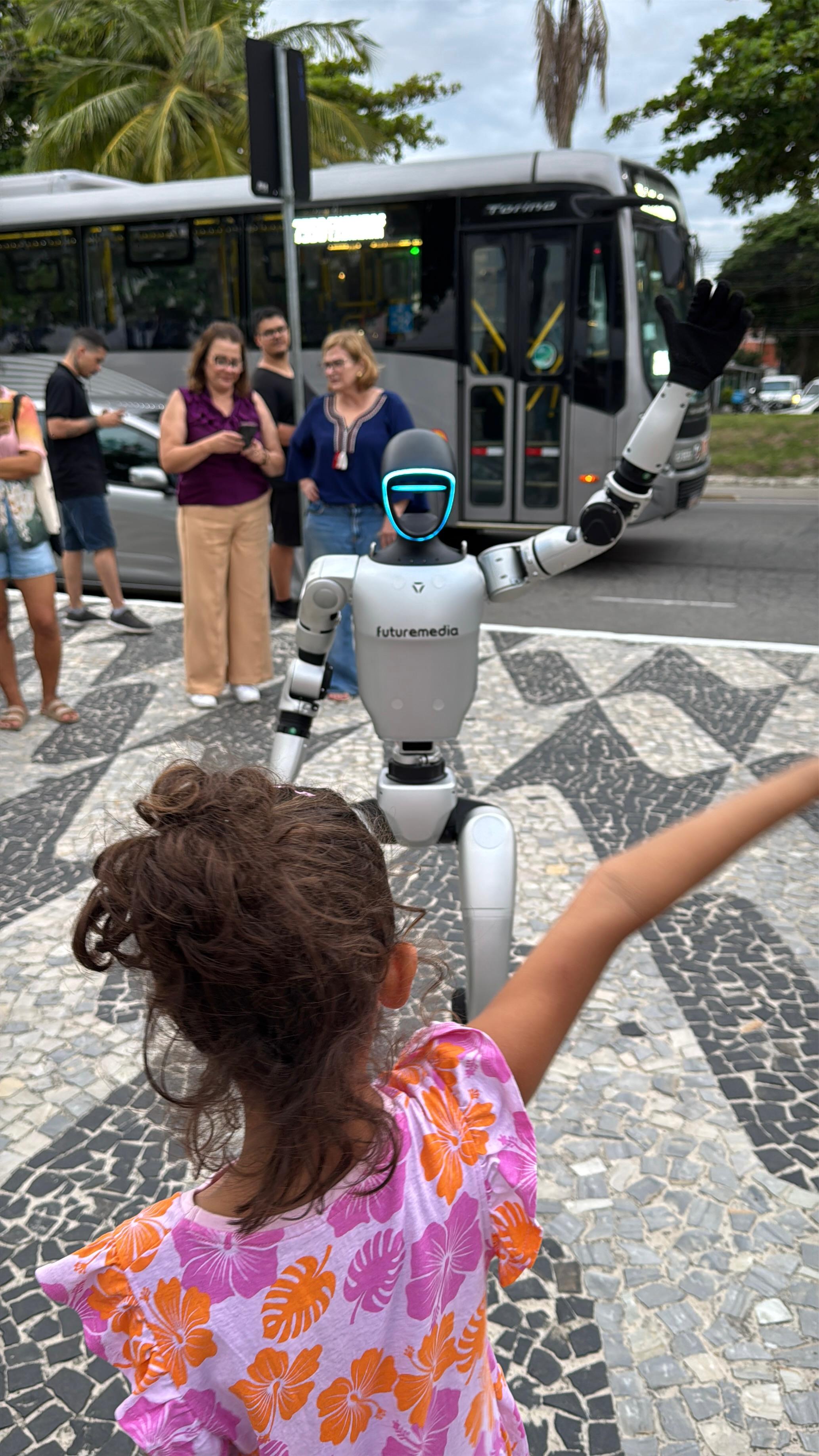 Crianças se divertem com o Robô humanoide Marcio Melo