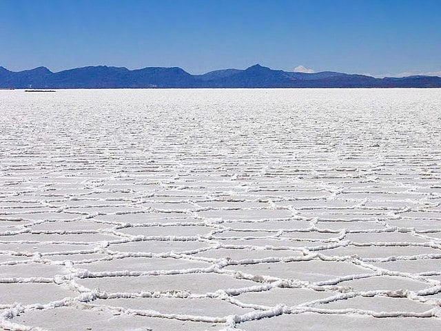 Salar de Uyuni (Bolívia) - Maior e mais alto deserto de sal do mundo, se estende por 10.582 km² e fica a uma altitude de 3.656 metros, perto da Cordilheira dos Andes. Surgiu quando os lagos pré-históricos evaporaram e formaram uma espessa crosta salgada. Astronautas da Apollo 11 disseram que, do espaço, o salar parece até uma geleira.  Reprodução: Flipar