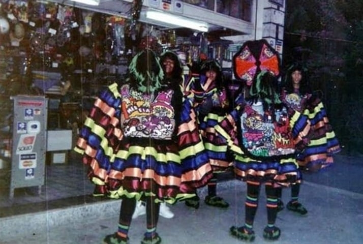 A cultura dos Clóvis/Bate-bolas faz parte da essência do carnaval dos subúrbios do Rio de Janeiro.  Reprodução: Flipar