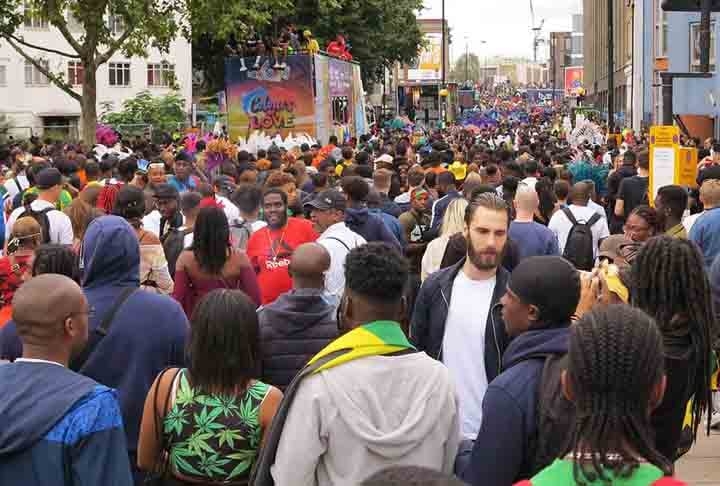Londres, na Inglaterra - Chamado de Carnaval de Notting Hill, o evento ocorre na capital britânica no fim de agosto, durante o verão, e completou 70 anos em 2023.  Reprodução: Flipar