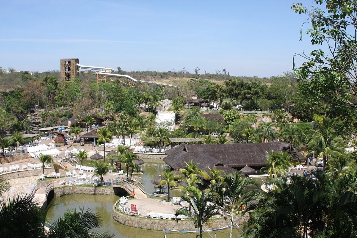 A cidade também é conhecida por ter a Pousada do Rio Quente, fundada nos anos 60 pela família Palmerston, que hoje se transformou no Rio Quente Resorts, um lugar com uma estrutura requintada.
 Reprodução: Flipar