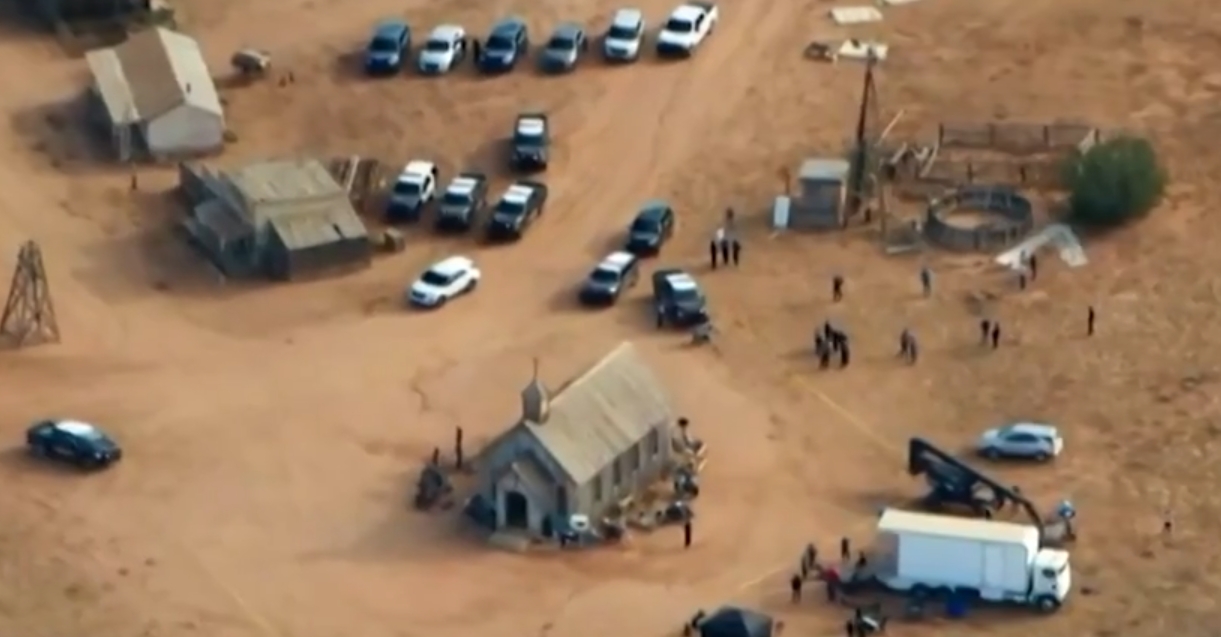 O crime ocorreu durante gravação do faroeste, no Bonanza Creek Ranch, nos arredores de Santa Fé, Novo México.  Na imagem, carros de polícia que chegaram ao set para investigar a ocorrência.  Reprodução: Flipar