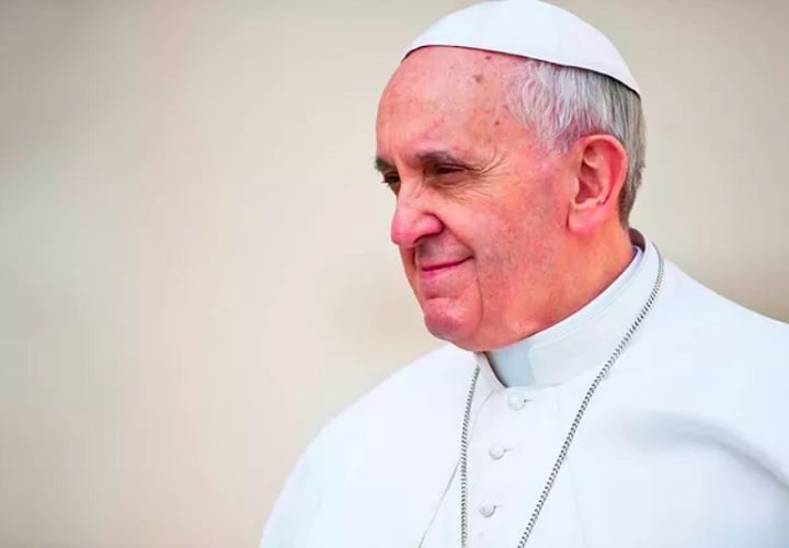 O papa Francisco está no cargo desde 2013. Nesses 11 anos, promoveu reformas importantes na Igreja Católica. Uma delas aconteceu em 2023, com o objetivo de simplificar e flexibilizar os ritos funerários papais. O Sumo Pontífice deu aval para as mudanças no dia 20 de novembro e elas constam do livro litúrgico que foi aprovado pelo líder religioso em 29 de abril. 
 Reprodução: Flipar