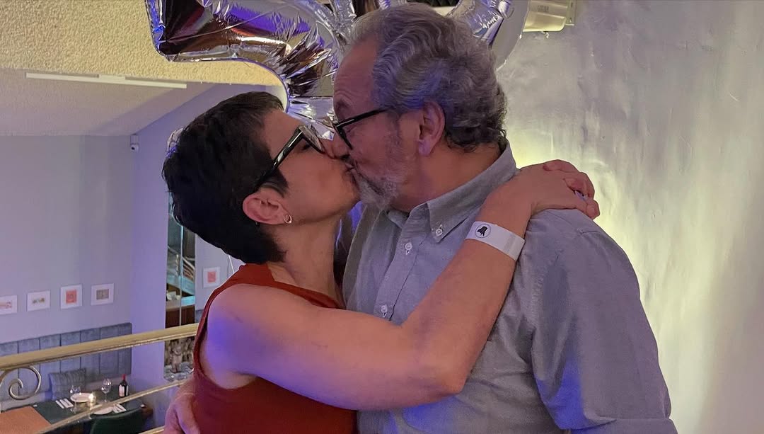 Sandra Annenberg e Ernesto Paglia se abraçam. Foto: Reprodução Instagram - 9.4.2025