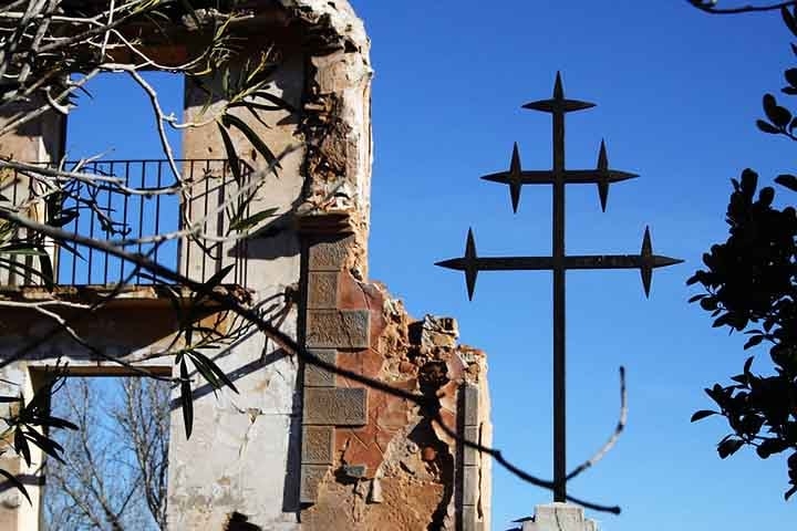 Cruz Patriarcal – Semelhante à Cruz de Lorena, tem duas barras horizontais e é usada por patriarcas da Igreja Ortodoxa. Simboliza a autoridade e a tradição cristã oriental. Reprodução: Flipar