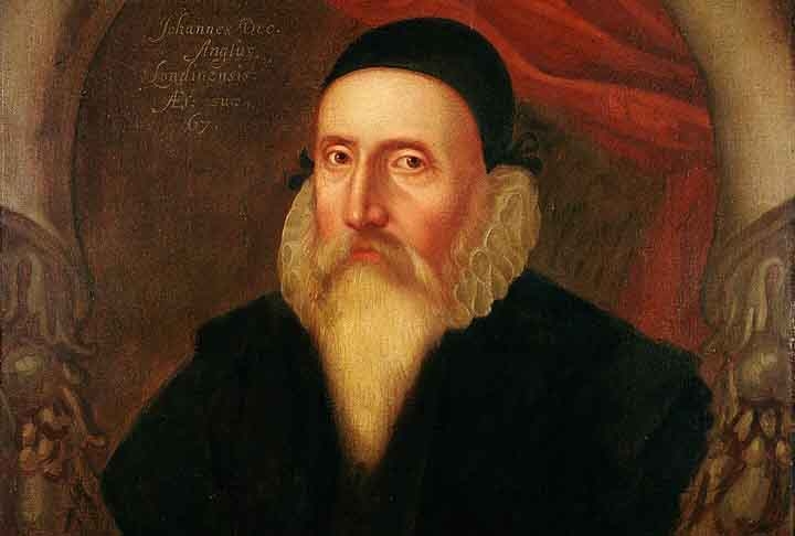 John Dee (História da Inglaterra)
- Matemático, astrônomo, astrólogo e conselheiro da rainha Elizabeth I no século XVI. Estudou alquimia e magia e acreditava na comunicação com anjos para desvendar segredos divinos. Famoso no ocultismo,  influenciou práticas místicas e esotéricas em toda a Europa.
 Reprodução: Flipar