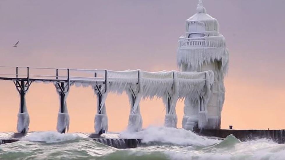 St. Joseph Lighthouse, Estados Unidos - Fica no Lago Michigan e chama atenção pelas formações de gelo que cobrem parte da estrutura da torre por causa das ondas que batem nas épocas geladas.  Reprodução: Flipar