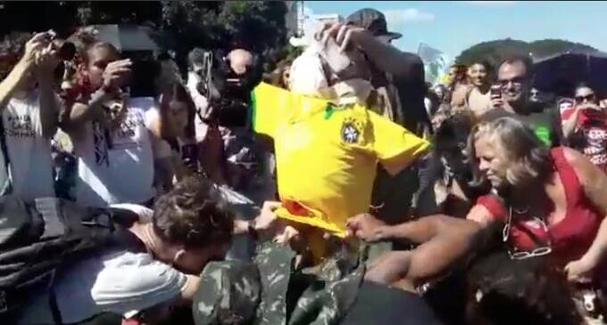 Boneco de Bolsonaro foi queimado em frente ao MEC durante protesto. Foto: Reprodução/Twitter