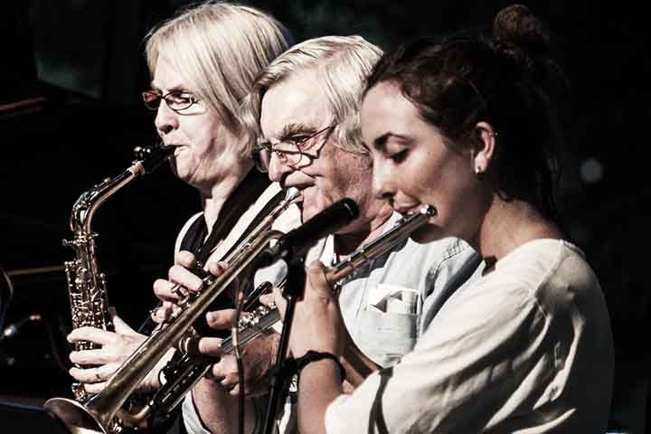 Hoje a flauta é utilizada em diversos gêneros musicais, desde a música clássica até o jazz e a música folclórica. Seu som suave é apreciado em solos melódicos e em composições orquestrais para criar atmosferas leves e emocionais Reprodução: Flipar