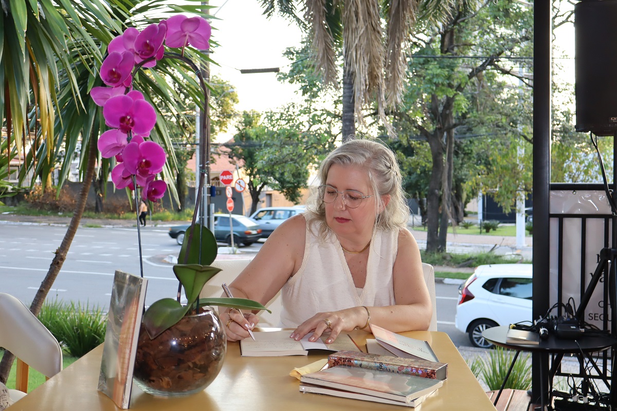 Cris Dib autografa livro durante lançamento de sua obra. Foto: Foto: Pedro H. Lopes