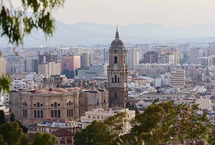 Antonio Banderas nasceu na cidade de Málaga, no sul da Espanha, filho de um policial da Guarda Civil, José Dominguez, e de uma professora, Ana Banderas. Reprodução: Flipar