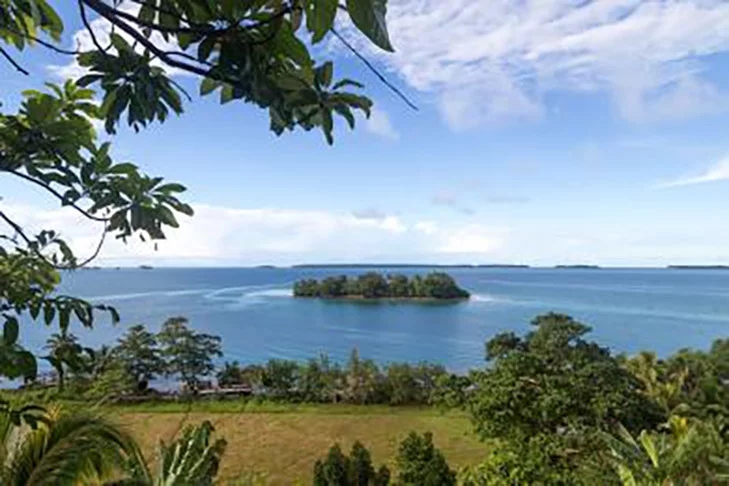 Ilhas Salomão - São centenas de ilhas na Oceania. Tem diversos locais da II Guerra Mundial. A província de Guadalcanal homenageia os Aliados num Memorial. A capital Honiara tem um mercado movimentado com artesanato e produtos agrícolas regionais.  Reprodução: Flipar