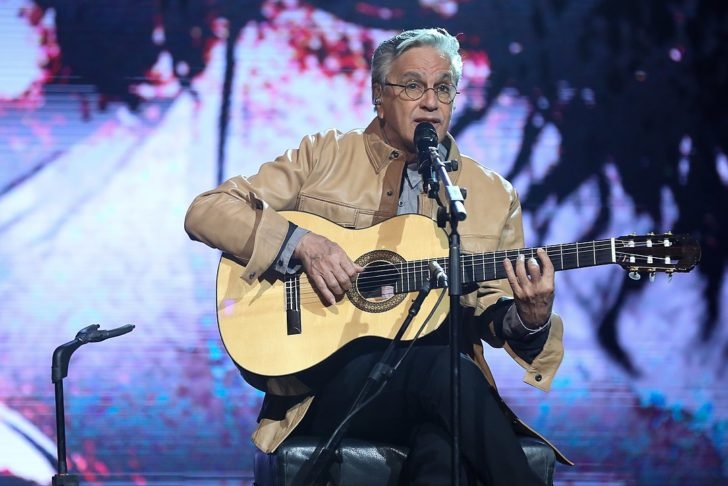 Caetano Veloso aparece cantando em cena do filme “Fale com Ela”. Já no curta “Estranha Forma de Vida”, o baiano está na trilha sonora com o fado homônimo de Amália Rodrigues. 
 Reprodução: Flipar